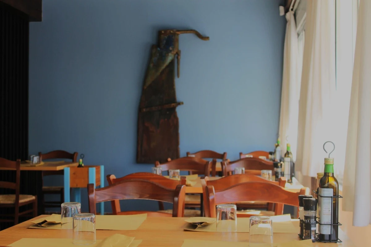Sala con decorazioni marinare