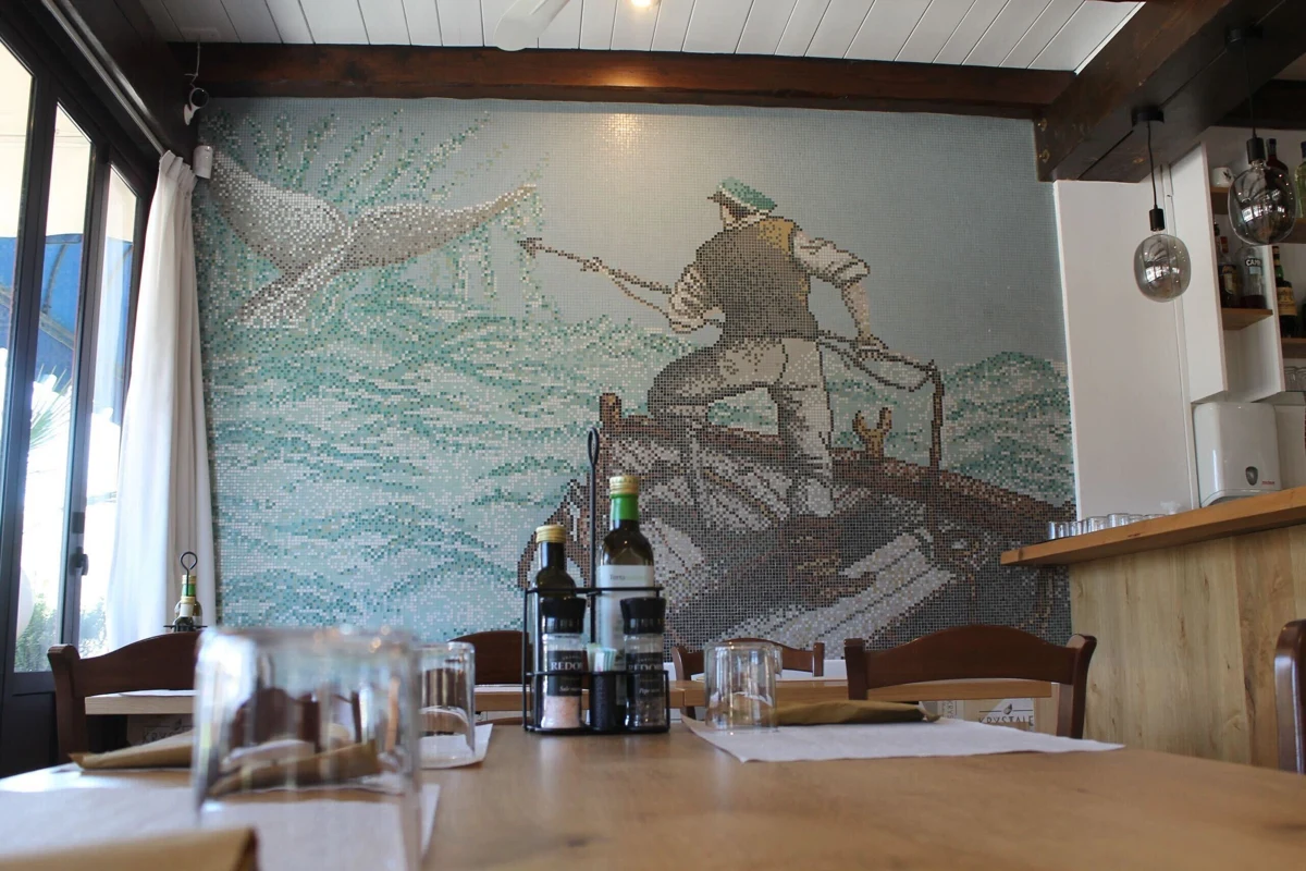 Tavolo e decorazione marinara del ristorante