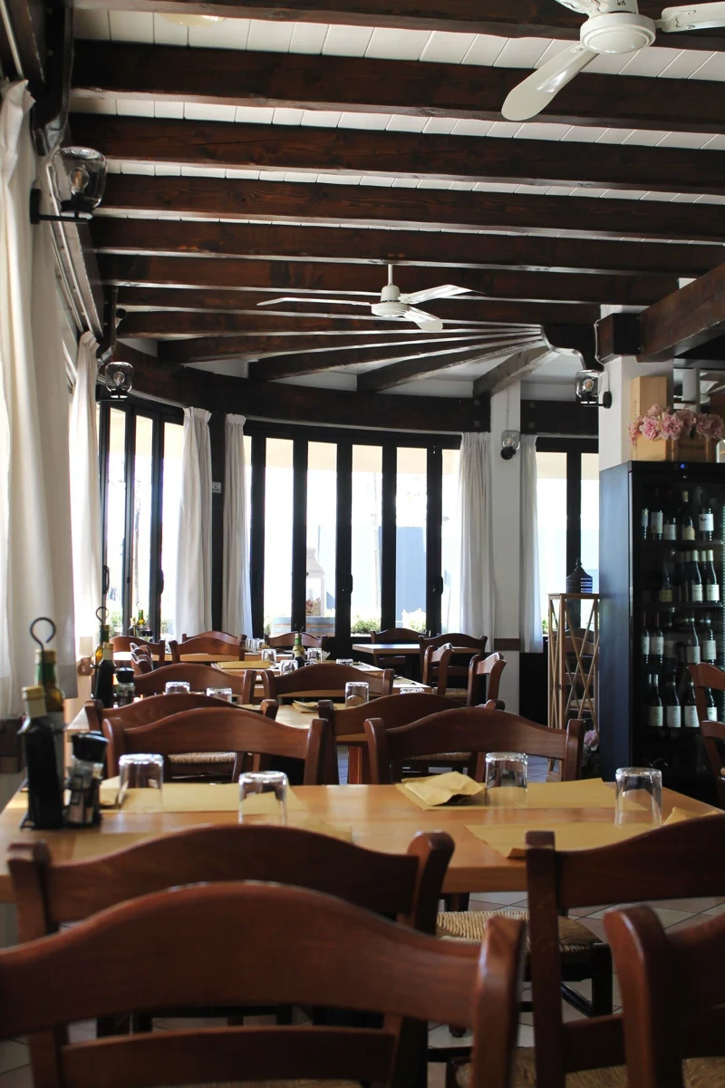 Interno del ristorante, tavoli e travi a vista